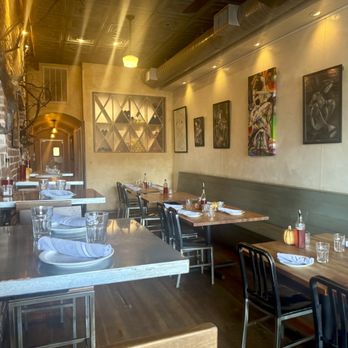 Diavola Pizzeria - Lots of seating here - Italian Near Me - Geyserville, California