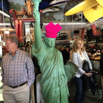 Buck's - statue of liberty holding ice cream cones - American Near Me - Woodside, California Buck's - statue of liberty holding ice cream cones - American Near Me - Woodside, California