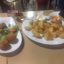 Casona de Juntad - Croquetas de boletus y chipirones y patatas bravas y Ali olí. Las dos son medias raciones!!!!