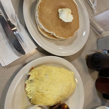 Cinnamon's Restaurant - Fiesta Omelet with side of pancakes - Pancakes Near Me - Kailua, Hawaii Cinnamon's Restaurant - Fiesta Omelet with side of pancakes - Pancakes Near Me - Kailua, Hawaii