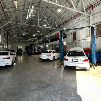 A&A Motor Werkes - Huge garage area, lots of cars being worked on. - Auto Repair Near Me - Honolulu, Hawaii A&A Motor Werkes - Huge garage area, lots of cars being worked on. - Auto Repair Near Me - Honolulu, Hawaii