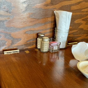 Blue Springs Cafe - hinged tables - American Near Me - Highland, Illinois Blue Springs Cafe - hinged tables - American Near Me - Highland, Illinois