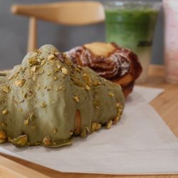 Amai Tea & Cafe - Matcha Pistaschio Criossant