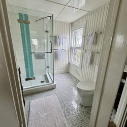 Carlisle House Inn - Spacious bathroom