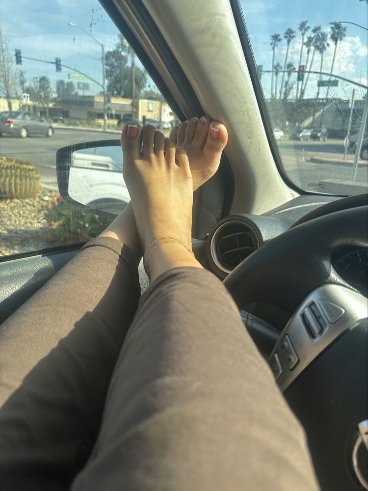 Diva’s Nails and Spa Logo