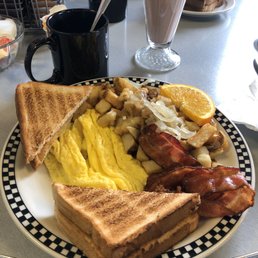Elsie's breakfast with the milkshake of the month (chocolate + strawberry) Elsie's breakfast with the milkshake of the month (chocolate + strawberry)