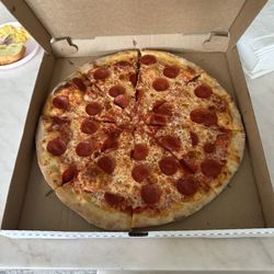 Paulie's Pizza - Pepperoni 8 Cut Pizza ( 18'') Round