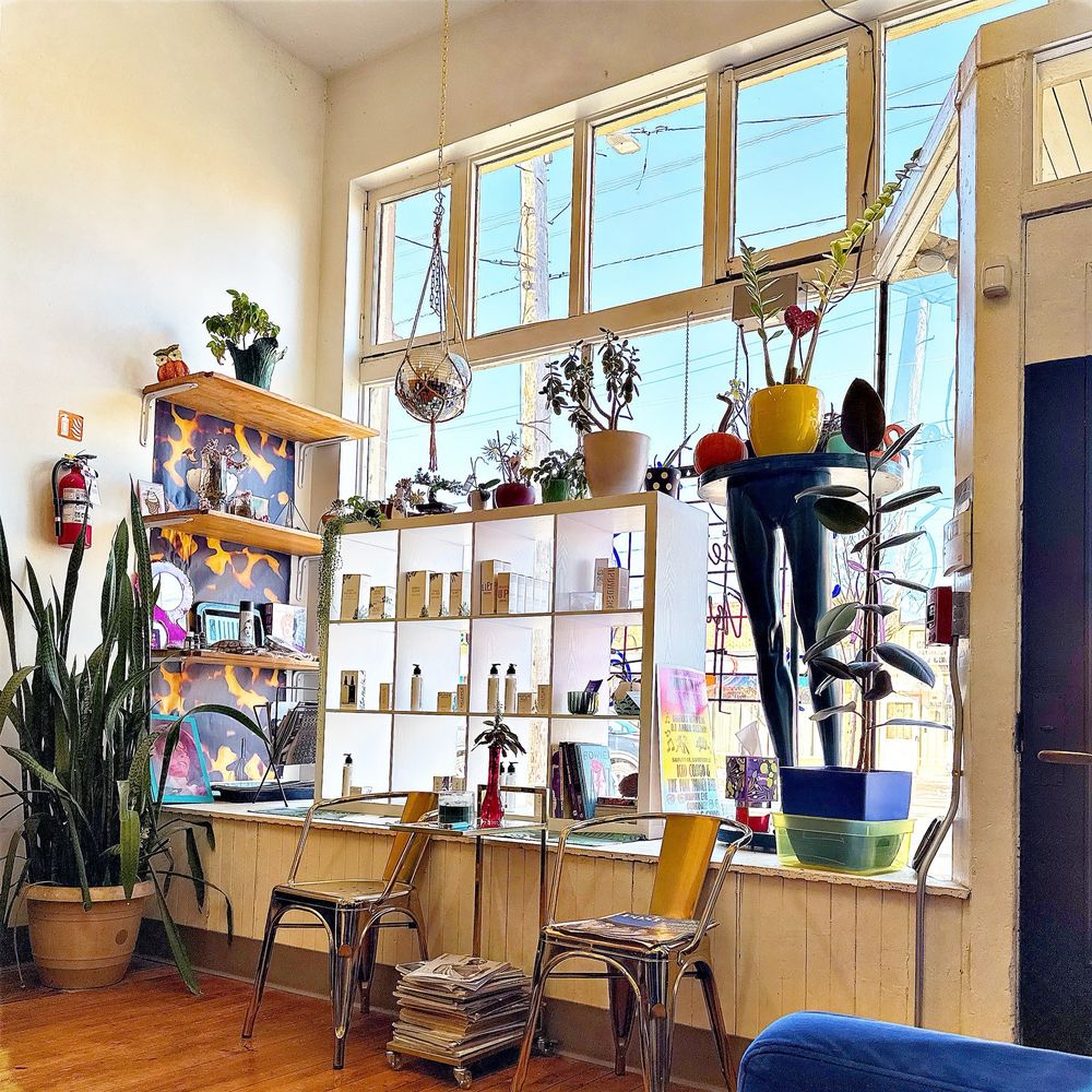 Pretty Things Salon Logo