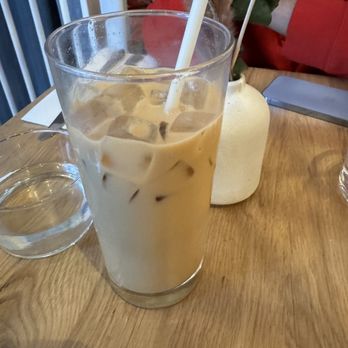 Two Hands - Iced vanilla latte - Breakfast & Brunch Near Me - New York, New York Two Hands - Iced vanilla latte - Breakfast & Brunch Near Me - New York, New York