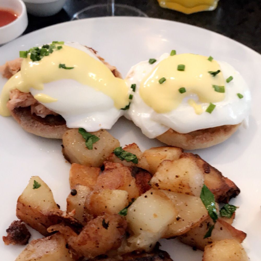 Carte Blanche - Eggs Benedict with salmon - French Near Me - Hamburg, New York Carte Blanche - Eggs Benedict with salmon - French Near Me - Hamburg, New York