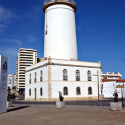 Playa de la Malagueta - Weißer Leuchtturm am Strand - La Farola de Málaga (05/2025)