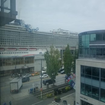 Seattle Marriott Waterfront - A cruise ship arrived early this morning. - Hotels Near Me - Seattle, Washington Seattle Marriott Waterfront - A cruise ship arrived early this morning. - Hotels Near Me - Seattle, Washington