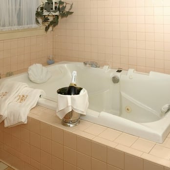 Holladay House - A super-sized whirlpool tub! - Hotels & Travel Near Me - Orange, Virginia