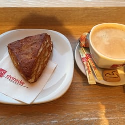 Der Kaffee war sehr gut - das linke Gebäck schmeckte sehr fett durchnässt und schmeckte sehr unangenehm