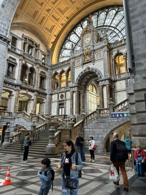 Antwerpen-Centraal station by null