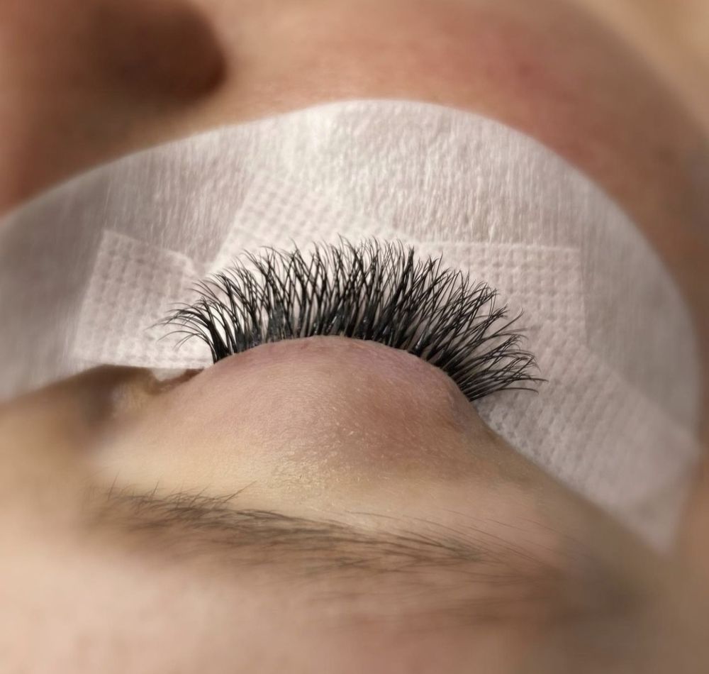 Lashes & Lavender Logo