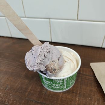 Ben & Jerry’s - Black raspberry fudge chunk and strawberry cheesecake Double scoop - Ice Cream & Frozen Yogurt Near Me - New York, New York Ben & Jerry’s - Black raspberry fudge chunk and strawberry cheesecake Double scoop - Ice Cream & Frozen Yogurt Near Me - New York, New York