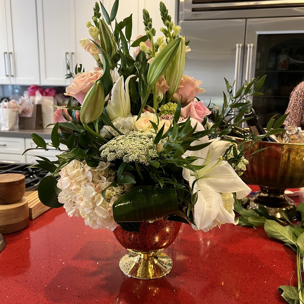 Albertsons - a vase of flowers on a kitchen counter - Grocery Near Me - Burleson, Texas Albertsons - a vase of flowers on a kitchen counter - Grocery Near Me - Burleson, Texas