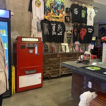 Hesher's Pizza - Change machine, ordering counter, merchandise - Pizza Near Me - Oakland, California