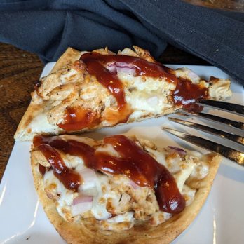 Sedona Taphouse - Chicken BBQ flatbread - New American Near Me - Troy, Michigan