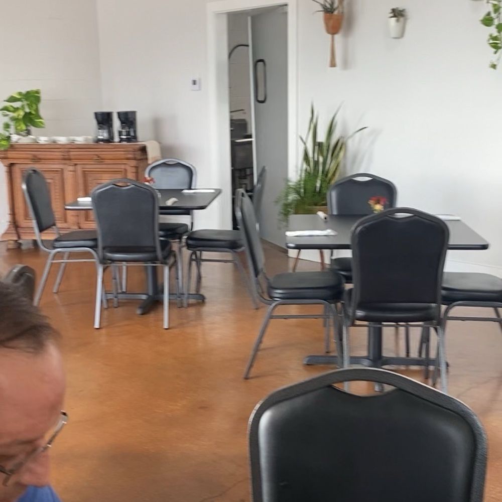Showing entrance to the kitchen and dining area. Showing entrance to the kitchen and dining area.