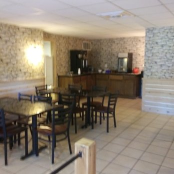 Edmonds' Au Gres Inn - Cute breakfast area - Hotels Near Me - Au Gres, Michigan