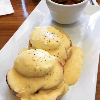 Fitzwater Cafe - Eggs Benedict with Canadian ham - Breakfast & Brunch Near Me - Philadelphia, Pennsylvania