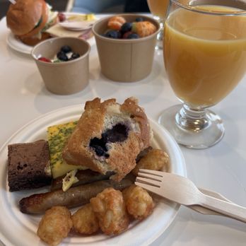 Golden Gate Lounge - 4/15/26 FYI. Breakfast - Airport Lounges Near Me - San Francisco, California Golden Gate Lounge - 4/15/26 FYI. Breakfast - Airport Lounges Near Me - San Francisco, California