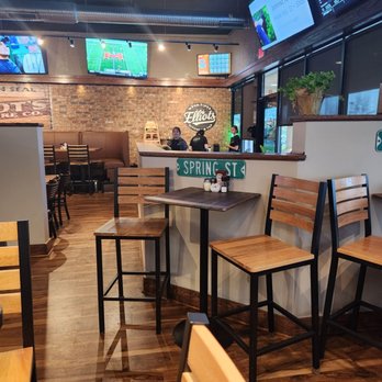 Elliot's Wood Fired Kitchen & Tap - the seating area - Pizza Near Me - Pataskala, Ohio
