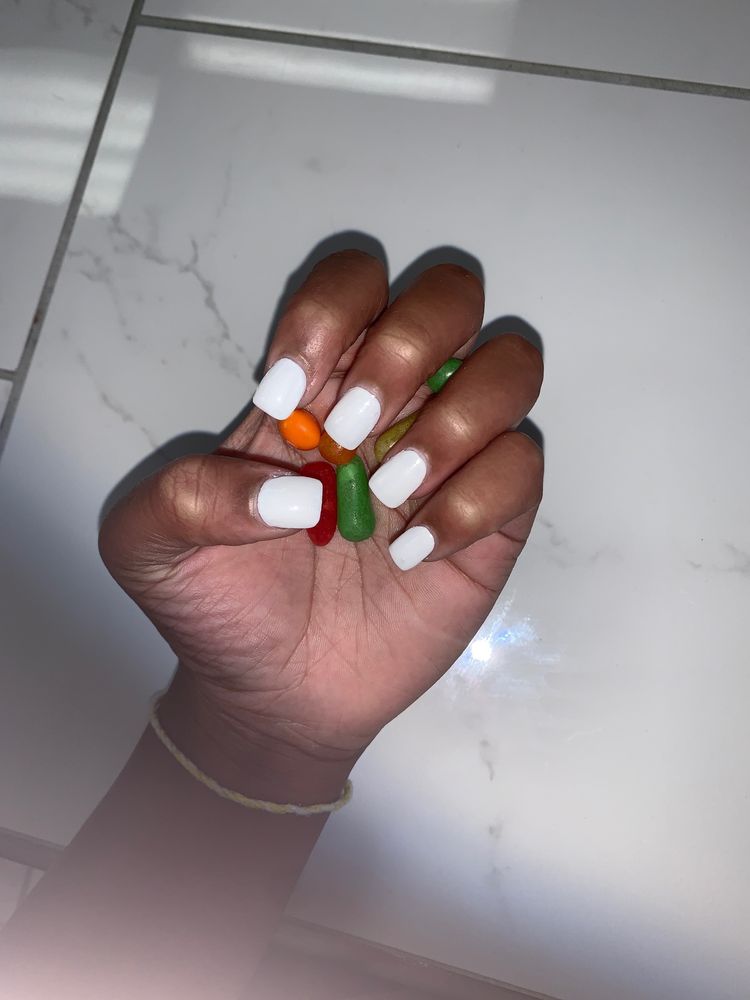 Queen Nails Logo