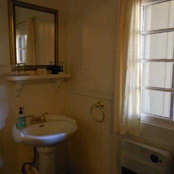 Old Crocker Inn - Hopkins bathroom - Bed & Breakfast Near Me - Cloverdale, California Old Crocker Inn - Hopkins bathroom - Bed & Breakfast Near Me - Cloverdale, California
