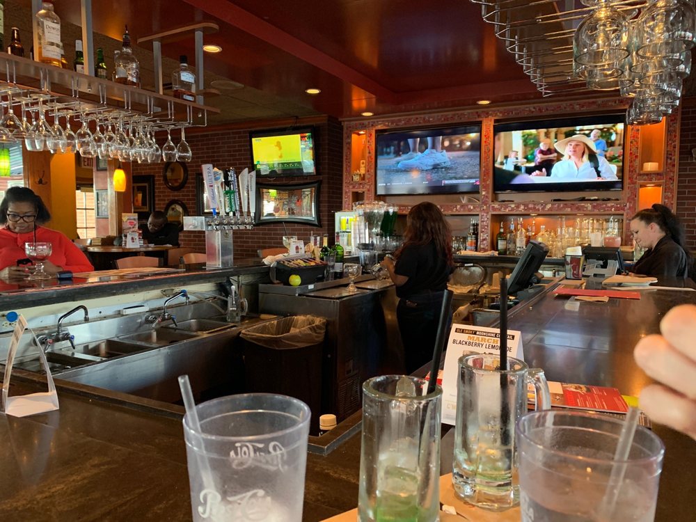 APPLEBEE’S GRILL + BAR American (Traditional) 718 Thompson Ln