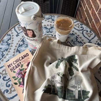 Dahlia Coffee - Outside table - Coffee & Tea Near Me - Cleveland, Ohio