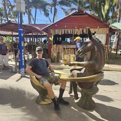 Salud Statue