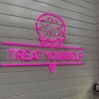 Bella Creamery - Decor - Ice Cream & Frozen Yogurt Near Me - Kingsburg, California