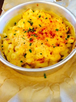 Blatt Beer & Table by null