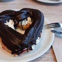 Bäckerei Dreißig - Kirschkringel in Herzform zum Valentinstag / Cream puff with cherries in the shape of a heart on Valentine's Day