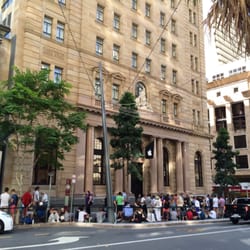 Apple Brisbane - Apple Store Brisbane an hour before opening.
