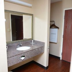 Jameson Inn & Suites Hazlehurst - Bathroom
