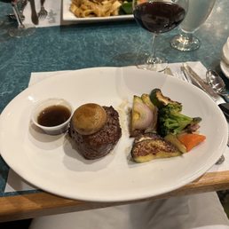 The 8 ounce Filet Mignon, with au jus.