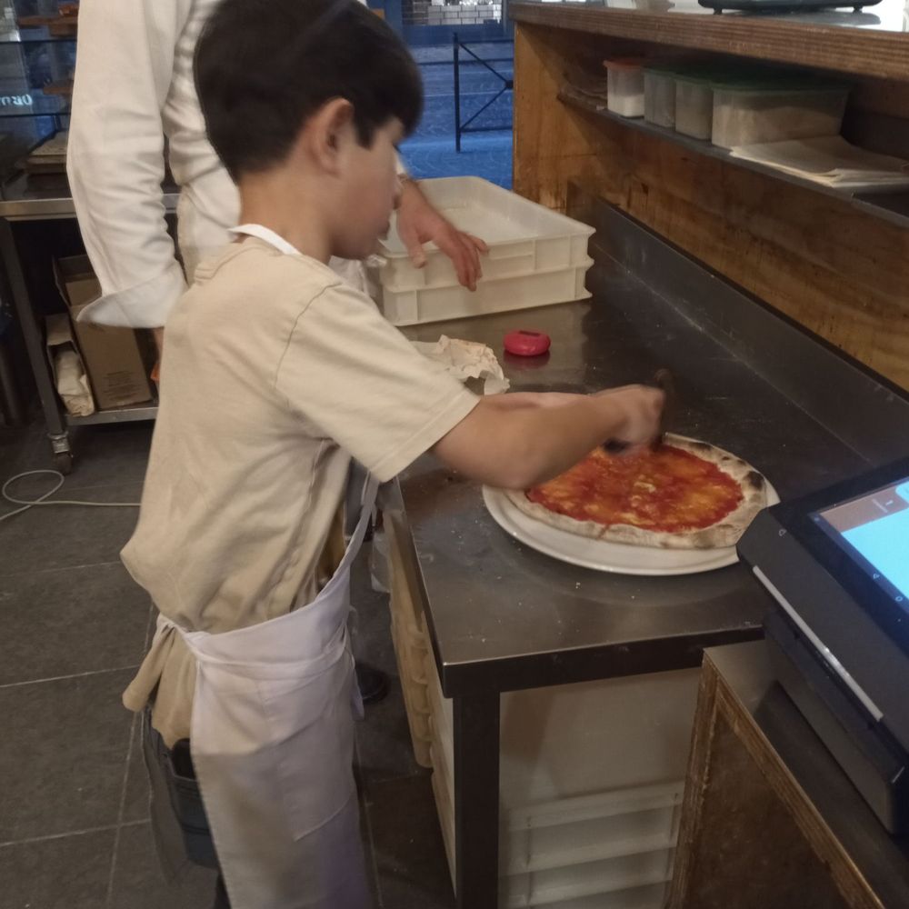 Pinsa - Cutting cooked pizza - Pizza Near Me - Padova, PD Pinsa - Cutting cooked pizza - Pizza Near Me - Padova, PD