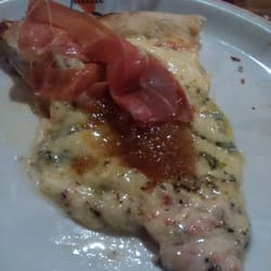 Pizza Belissima; mozzarella, gorgonzola,  geleia de figo e presunto cru.