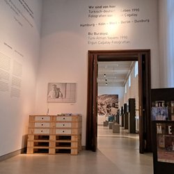 Museum Europäischer Kulturen - Blick in die Wechselausstellung "Wir sind von hier. Türkisch-deutsches Leben 1990"