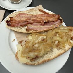 Cafeteria Alcala Pintor Ferrer Cabrera, 3 - Chivito