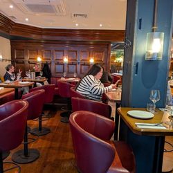 Burger & Lobster - Inside restaurant