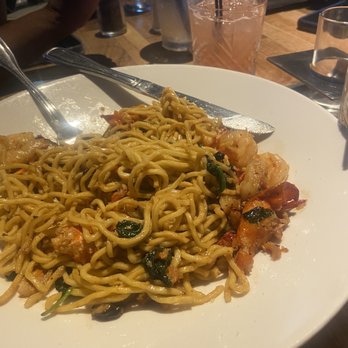 Yard House - Lobster Garlic Noodles - New American Near Me - Concord, California