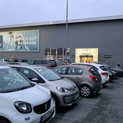 McFIT - Parkplätze werden vor dem Studio in Dortmund-Aplerbeck in ausreichender Menge bereitgestellt
