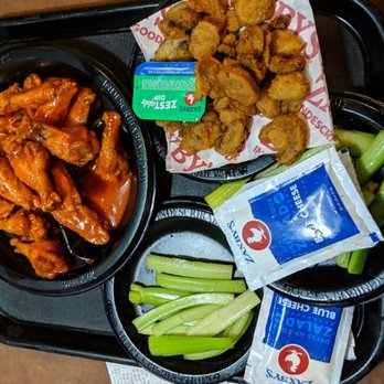 Zaxbys - Wing Dinner with Mushrooms and Celery - Fast Food Near Me - Cumming, Georgia