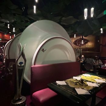 Bistrot Chez Rémy - Giant plates and forks at the booth tables - French Near Me - Chessy, 77 Bistrot Chez Rémy - Giant plates and forks at the booth tables - French Near Me - Chessy, 77