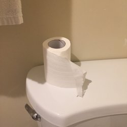 Del Playa Inn - They hadn't replaced the toilet paper since the last guest which is pretty gross and potentially very very unsanitary